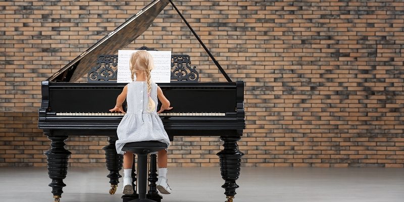 幼児からピアノに触れさせるなら何歳から？教え方やメリットについて解説します